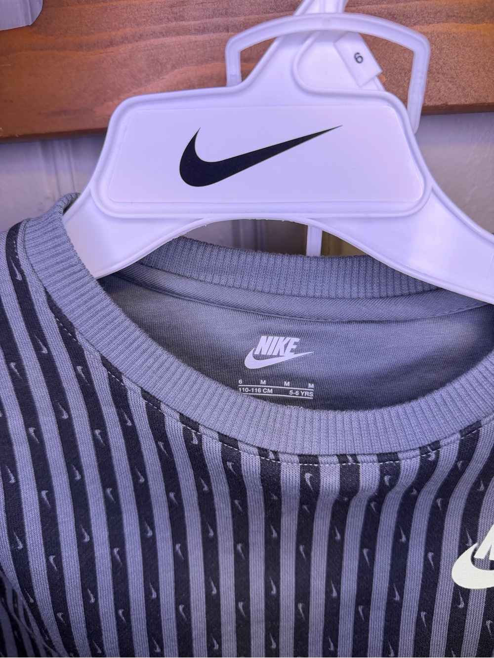 Nike Girls Size 6- 2 Piece Outfit Set Gray Striped Long Sleeve Top Leggings NWT - Picture 5 of 5